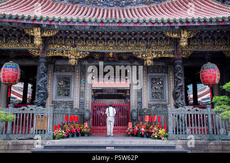 Ingresso al tempio Longshan in Taipei. Foto Stock