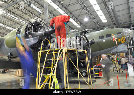 Gli ingegneri della B-17 Conservazione Ltd lavora su Boeing B17 Flying Fortress Seconda Guerra Mondiale bomber in un hangar a Duxford per stagione airshow Foto Stock