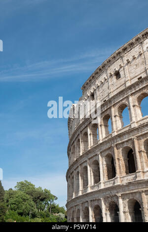 Esterno dell'antica Colosseo a Roma - il più grande anfiteatro mai costruito Foto Stock