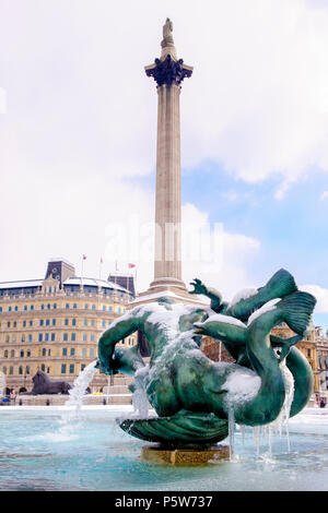 La Edwin Lutyens fontana e Nelson's colonna e Trafalgar Square a Londra nella neve Foto Stock