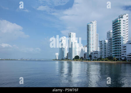 Lo skyline di blocchi di appartamenti nella sistemazione di Bocagrande quartiere nel centro di Cartagena sulla costa caraibica della Colombia, Sud America Foto Stock