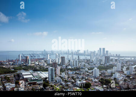 Lo skyline della sistemazione di Bocagrande quartiere nel centro di Cartagena sulla costa caraibica della Colombia, Sud America Foto Stock