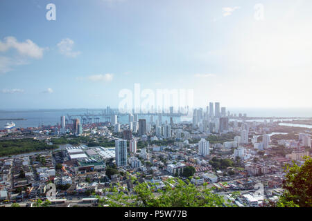 Lo skyline della sistemazione di Bocagrande quartiere nel centro di Cartagena sulla costa caraibica della Colombia, Sud America Foto Stock