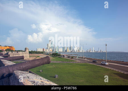 Vista dei canoni sulla cinta muraria della città di Cartagena in Colombia Foto Stock