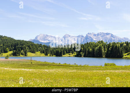 Lago Geroldsee con montagne Karwendel in background Foto Stock