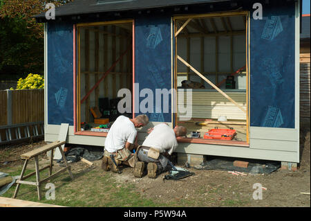 Costruzione di un studio in un giardino Herne Bay Kent REGNO UNITO Foto Stock