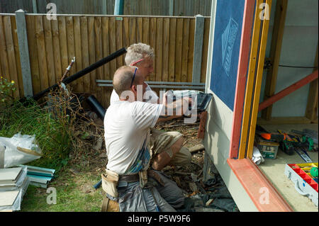 Costruzione di un studio in un giardino Herne Bay Kent REGNO UNITO Foto Stock