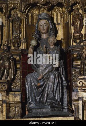 VIRGEN DE LA SEDE SITUADA EN LA HORNACINA CENTRAL DEL RETABLO DE LA CAPILLA MAYOR DE LA CATEDRAL DE SEVILLA - SIGLO XIII - REHECHA POR SANCHO MUÑOZ. Posizione: CATEDRAL-interno, Sevilla, Sevilla, Spagna. Foto Stock