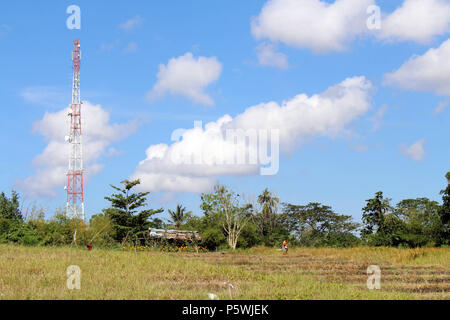 Campagna tipica vista del villaggio Balinese. I bambini giocando kite. Prese a Bali, luglio 2018. Foto Stock