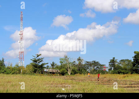 Campagna tipica vista del villaggio Balinese. I bambini giocando kite. Prese a Bali, luglio 2018. Foto Stock