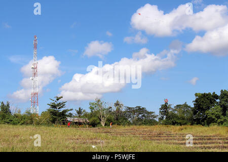 Campagna tipica vista del villaggio Balinese. I bambini giocando kite. Prese a Bali, luglio 2018. Foto Stock