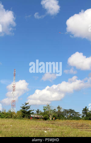 Campagna tipica vista del villaggio Balinese. I bambini giocando kite. Prese a Bali, luglio 2018. Foto Stock