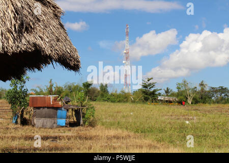 Campagna tipica vista del villaggio Balinese. I bambini giocando kite. Prese a Bali, luglio 2018. Foto Stock