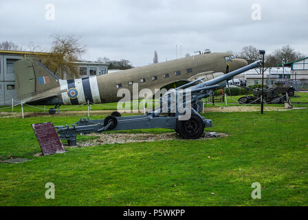 Reggimento paracadutisti e Airborne Forces Museum, Browning caserma, Aldershot, Regno Unito. Pistole, armi e Douglas C-47 Dakota KP208 piano di aeromobili Foto Stock