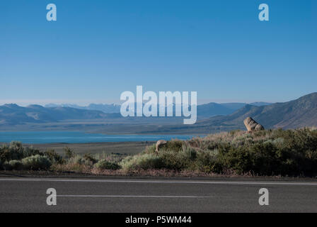 Le strade della California. L'estate. Destinazione di vacanza. Valle di montagna. Blu cielo con neve montagne. Sfondo. Carta da parati. Foto Stock