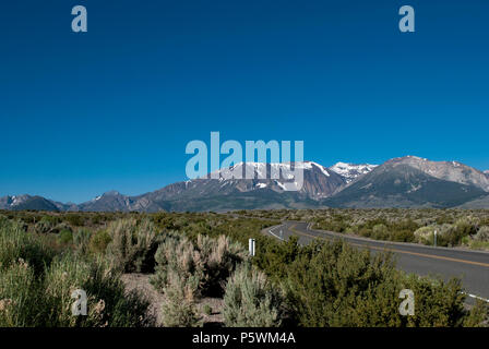 Le strade della California. L'estate. Destinazione di vacanza. Valle di montagna. Blu cielo con neve montagne. Sfondo. Carta da parati. Foto Stock