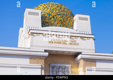 Vienna, Austria - 4 Novembre 2015: cupola dorata della Secessione di Vienna, l'edificio venne costruito nel 1897 da Giuseppe Maria Olbrich. Foto Stock