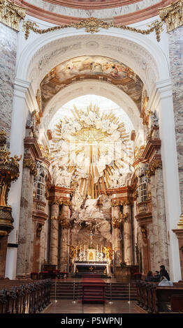 Vienna, Austria - 4 Novembre 2015: Altare della Karlskirche o la chiesa di San Carlo, è una chiesa barocca situata sul lato sud di Karlsplatz in Vien Foto Stock