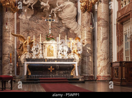 Vienna, Austria - 4 Novembre 2015: Altare di San Carlo Chiesa. Si tratta di una chiesa barocca si trova sul lato sud di Karlsplatz a Vienna Foto Stock