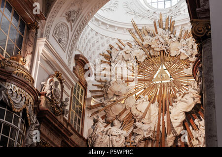 Vienna, Austria - 4 Novembre 2015: Altare di San Carlo Chiesa. Si tratta di una chiesa barocca si trova sul lato sud di Karlsplatz a Vienna Foto Stock