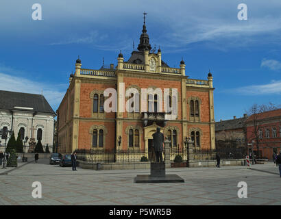 Palazzo dei Vescovi e Jovan Jovanovic monumento, Novi Sad Serbia Foto Stock