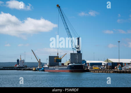 La Valiant - Alderney Shipping Company - Canale Seaways lignaggio nave venga caricato con i contenitori di spedizione su una soleggiata giornata d'estate nel giugno 2018. Foto Stock