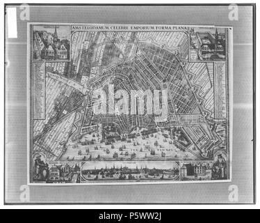 N/A. Nederlands: Beschrijving Amstelodamum Celebre Emporium Forma Plana Fotografische reproductie van een kaart van Amsterdam van Claes Jansz Visscher, schaal ca. 1:7.000. Oriëntatie: zuidwest boven. Origineel van 1623 di seguito. Documenttype foto Vervaardiger Visscher, Claes Jansz (1587-1652) Collectie Archief van het Bureau Monumentenzorg: glasnegatieven en negatiefloze foto Inventarissen http://archief.amsterdam/archief/12000 Afbeeldingsbestand 012000001005 + - 70%%%%%%%% foglietto . prima di 1652. Visscher, Claes Jansz (1587-1652) 350 Claes Jansz Visscher, Afb 012000001005 Foto Stock