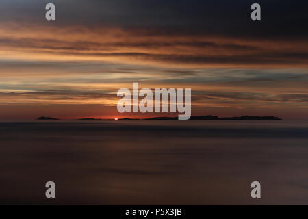 La Skerries e Portrush Oriente Strand al tramonto con una lunga esposizione Foto Stock