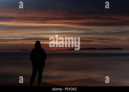 La Skerries e Portrush Oriente Strand al tramonto con una lunga esposizione Foto Stock