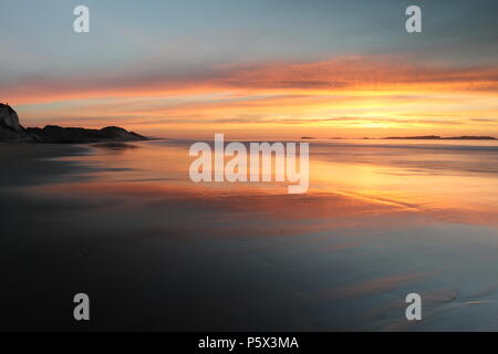 La Skerries e Portrush Oriente Strand al tramonto con una lunga esposizione Foto Stock