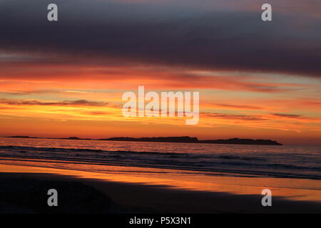 La Skerries e Portrush Oriente Strand al tramonto con una lunga esposizione Foto Stock