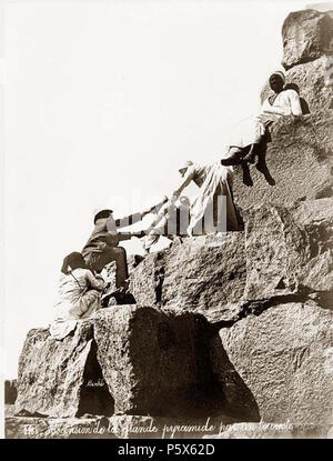 N/A. Egitto 1875: turisti ricevono aiuto da egiziani a salire la grande "Pyramide". Descrizione data alla fonte: "(...) foto di ascensione de la grande pyramide par touriste onu / Bonfils. Essa è stata realizzata nel 1875 da Bonfils, Félix, 1831-1885. L'illustrazione dei documenti essendo turistica ha aiutato la grande piramide egiziana da uomini." (testo dalla stessa sorgente) . 1875. Félix Bonfils (1831-1885) nomi alternativi Maison Bonfils, F. Bonfils et Cie (studio nome) Descrizione fotografo francese Data di nascita e morte 8 Marzo 1831 1885 Luogo di nascita e morte Saint-Hippolyte-du-Fort, Francia Alès, Fra Foto Stock