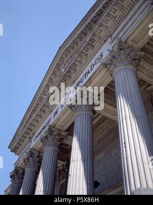 DETALLE DE LA PORTADA PRINCIPAL DEL Congreso de los Diputados - CAPITELES CORINTIOS. Autore: Narciso Pasqual Colomer y (1801-1870). Posizione: Congreso de los Diputados-esterno, MADRID, Spagna. Foto Stock