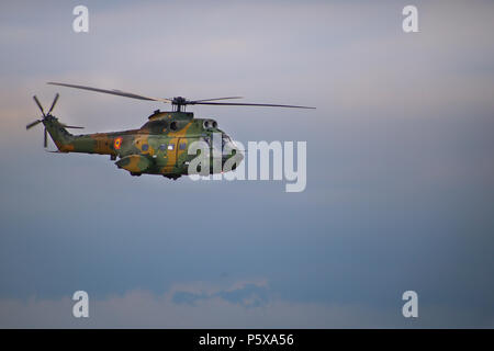 Romanian Air Force IAR 330 Puma elicottero di eseguire una dimostrazione di volo in Airshow di Timisoara Foto Stock