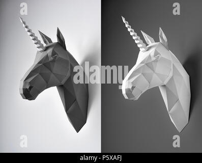 Due in bianco e nero unicorn teste sullo sfondo di contrasto. Costituito da carta. Interni dal design innovativo i dettagli. Le linee rette. Originale forma geometrica.le ombre. Concetto di scatti di interni. Foto Stock