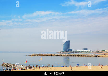 Barcellona - 28 giugno: costa di Barcellona la linea e il turismo nel periodo estivo il 28 giugno 2018 a Barcellona Foto Stock