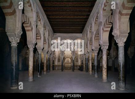 Navata centrale con MIHRAB Y LA ZONA DE LA MAQSURA AL FONDO - AMPLIACION DE AL-HAKAM II 962/966. Posizione: MEZQUITA-interno, Spagna. Foto Stock