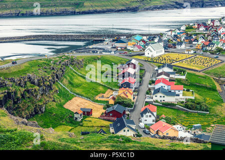 Piccola città colorate nelle isole Faerøer Foto Stock