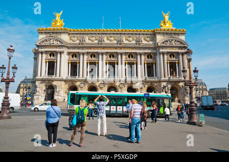 Tourist di fronte al Teatro dell'opera Palais Garnier, Place de l' Opera, Paris, Francia Foto Stock