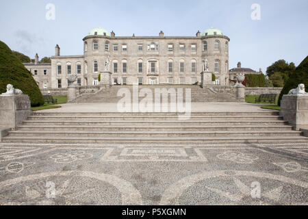 La scalinata in pietra che conduce fino alla Mansion House a Powercourt Gardens in Irlanda, un importante destinazione turistica Foto Stock