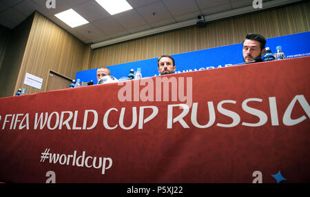 L'Inghilterra del Eric Dier (sinistra) e Gareth Southgate (centro) durante la conferenza stampa a Kaliningrad Stadium. Stampa foto di associazione. Picture Data: Mercoledì 27 Giugno, 2018. Vedere PA storia COPPA DEL MONDO IN INGHILTERRA. Foto di credito dovrebbe leggere: Adam Davy/filo PA. Restrizioni: solo uso editoriale. Uso non commerciale. Non utilizzare con qualsiasi non ufficiali di terze parti loghi. Nessuna manipolazione delle immagini. Nessun video emulazione. Foto Stock