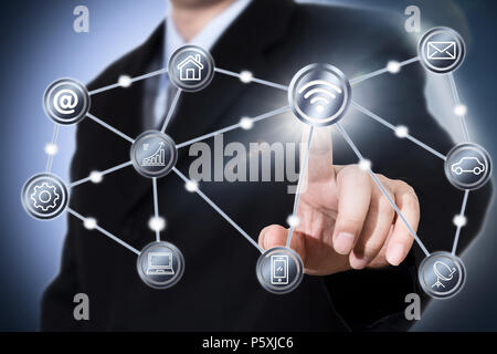 Imprenditore toccando un'icona wifi Foto Stock