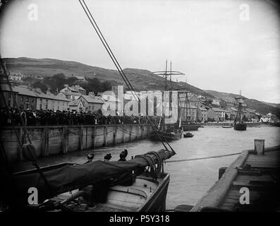 [Folle sulla riva Aberdyfi guardando la regata] [GRAPHIC].. 1 negativi : vetro, piastra a secco, b&W ; 16,5 x 21,5 cm. circa 1885. Thomas, Giovanni, 392 folle sulla riva Aberdyfi guardando la regata NLW3361114 Foto Stock