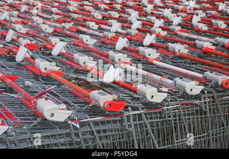 Righe di parcheggiare i carrelli di shopping Foto Stock