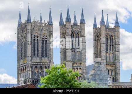 La torre centrale (sinistra) e le due estremità ovest Twin Towers presso la cattedrale medievale, Lincoln, Inghilterra. Foto Stock