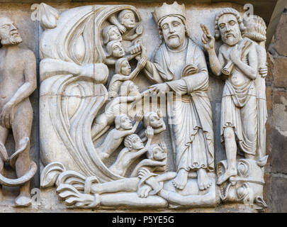 Sculture in pietra (raffigurante il Giudizio universale quando alcuni vanno in paradiso e gli altri a inferno) sulla parete ovest presso la cattedrale medievale, Lincoln, Inghilterra. Foto Stock