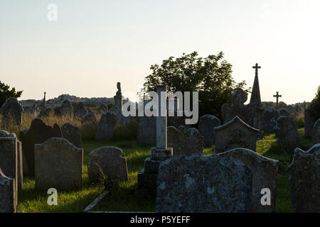 Il cimitero della Chiesa di San Giorgio sulla isola di Portland, Dorset. Foto Stock