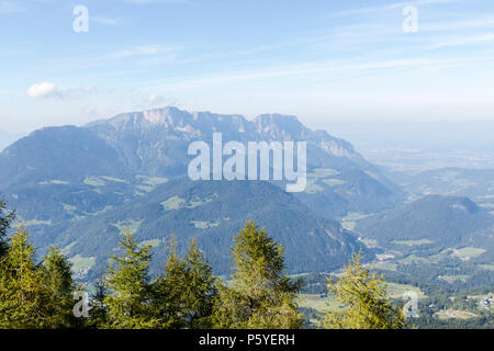 Il cielo mattutino e la nebbia sulla montagna in Germania Foto Stock