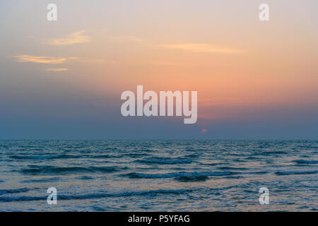 Tramonto sul mare sulla spiaggia selvaggia del Golfo Persico costa. Provincia Bushehr. Iran Foto Stock