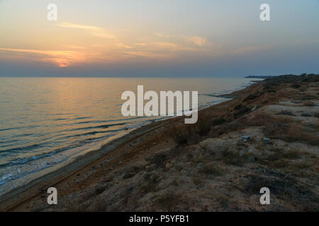 Tramonto sul mare sulla spiaggia selvaggia del Golfo Persico costa. Provincia Bushehr. Iran Foto Stock